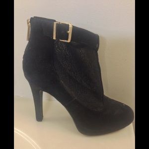 Black ankle lace boot hels